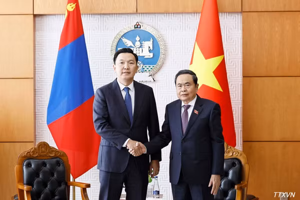 Chủ tịch Quốc hội Trần Thanh Mẫn hội kiến Thủ tướng Mông Cổ Nyam-Osor Uchral. (Ảnh: Doãn Tấn/TTXVN)