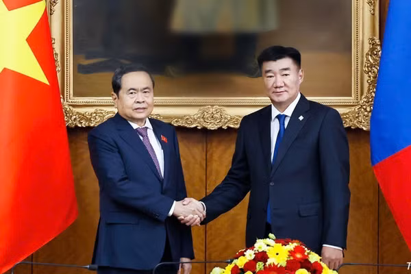 Chủ tịch Quốc hội Trần Thanh Mẫn và Chủ tịch Quốc hội Mông Cổ Sandag Byambatsogt chụp ảnh chung. (Ảnh: Doãn Tấn/TTXVN)