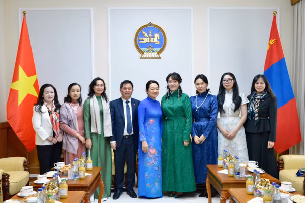 Phu nhân Chủ tịch Quốc hội Nguyễn Thị Thanh Nga và bà Gantsetseg Tsendsuren, Phu nhân Chủ tịch Quốc hội Mông Cổ chụp ảnh chung với các thành viên trong Đoàn. (Ảnh: LÊ TUYẾT)