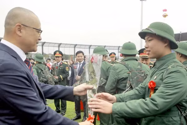 Bí thư Tỉnh ủy Phú Thọ Phạm Đại Dương tặng hoa động viên tân binh khu vực Vĩnh Phúc lên đường nhập ngũ.