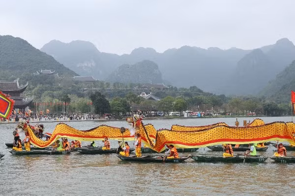 Đoàn thuyền rồng rước nước từ hồ Tam Chúc lên núi Ngọc. (Ảnh: ĐÀO PHƯƠNG)