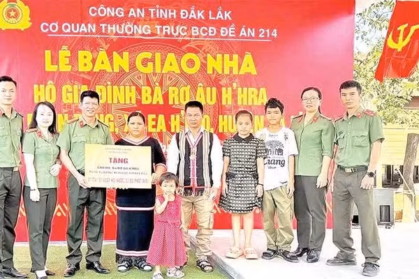 Công an tỉnh Đắk Lắk bàn giao nhà cho gia đình bà Rơ Âu H'Hra, xã Ea H'leo. (Ảnh: NGUYỄN HOÀI BÃO)