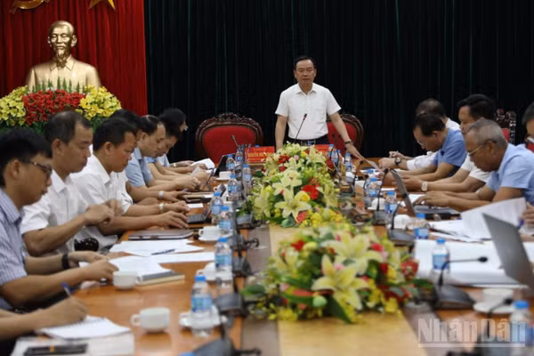 Phó Chủ tịch Ủy ban nhân dân tỉnh Phú Thọ Quách Tất Liêm chủ trì hội nghị tháo gỡ khó khăn cho các dự án. (Ảnh: TRẦN HẢO)