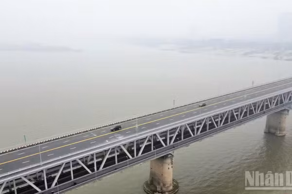 Hà Nội sẽ điều chỉnh tổ chức giao thông nhằm phục vụ thi công khe co giãn phía bắc cầu Thăng Long và thảm bê-tông nhựa sửa chữa mặt cầu. (Ảnh: BND)