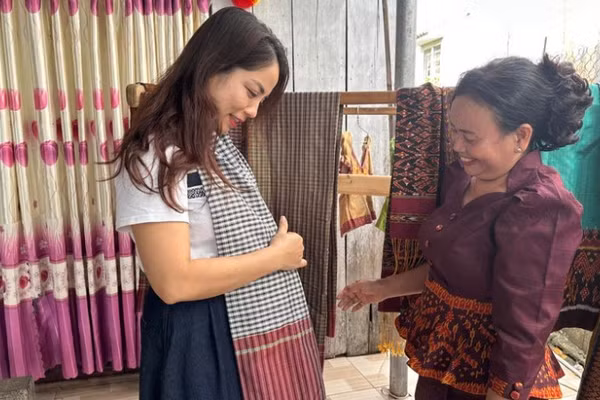 Nghệ nhân Néang Chanh Ty giới thiệu các sản phẩm của Hợp tác xã với khách du lịch.