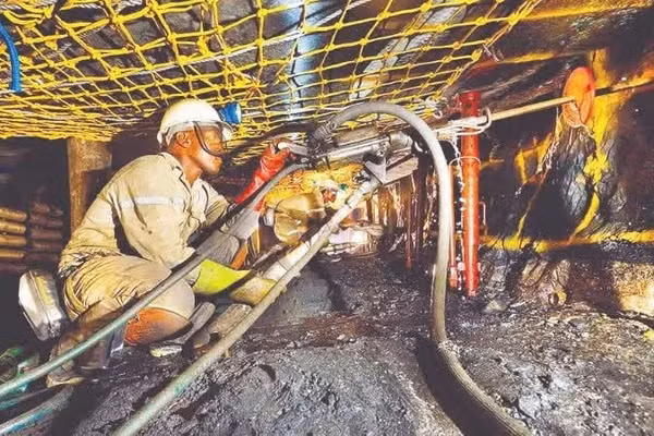 Công nhân khai thác mỏ ở Nam Phi. (Ảnh: WORLDFINANCE)