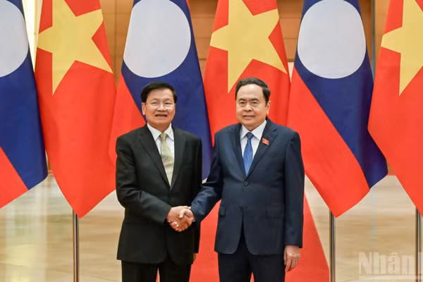 Chủ tịch Quốc hội Trần Thanh Mẫn và Tổng Bí thư, Chủ tịch nước Lào Thongloun Sisoulith. (Ảnh: DUY LINH)