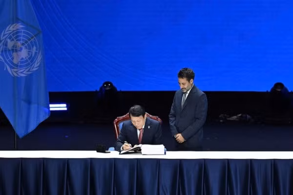 Bộ trưởng Công an Việt Nam Lương Tam Quang ký Công ước Liên hợp quốc về chống tội phạm mạng. (Ảnh: THỦY NGUYÊN)