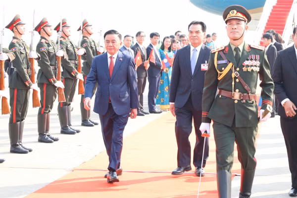 Lễ đón đồng chí Trần Cẩm Tú, Ủy viên Bộ Chính trị, Thường trực Ban Bí thư Trung ương Đảng Cộng sản Việt Nam và Đoàn đại biểu cấp cao Việt Nam tại sân bay quốc tế Wattay, thủ đô Viêng Chăn, Lào.