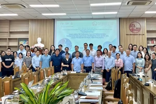 Các đại biểu, khách mời chụp ảnh lưu niệm tại toạ đàm. (Ảnh: QUỲNH TRANG)