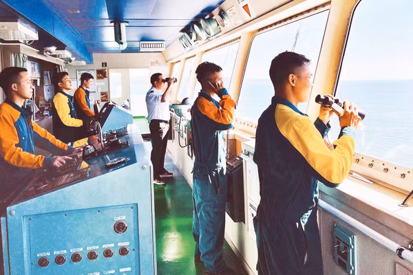 Thuyền viên làm việc trên buồng lái tàu biển. (Ảnh: VIMC)