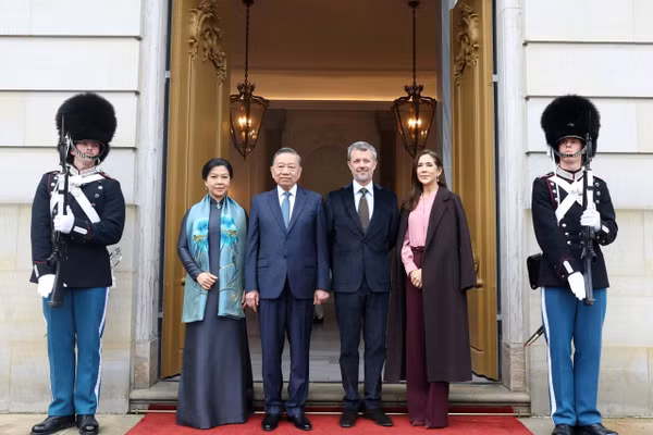 Tổng Bí thư, Chủ tịch nước Tô Lâm và Phu nhân Ngô Phương Ly cùng Nhà vua Đan Mạch Frederik X và Hoàng hậu Mary chụp ảnh chung tại Lễ tiễn. (Ảnh: Thống Nhất/TTXVN)