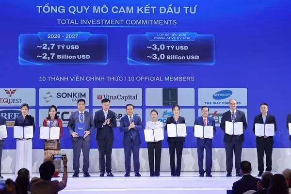 Chủ tịch Ủy ban nhân dân Thành phố Hồ Chí Minh Nguyễn Văn Được, Phó Chủ tịch Ủy ban nhân dân Thành phố Hồ Chí Minh Trương Minh Huy Vũ trao giấy chứng nhận 10 thành viên đầu tiên của VIFC-HCMC. (Ảnh: BTC)
