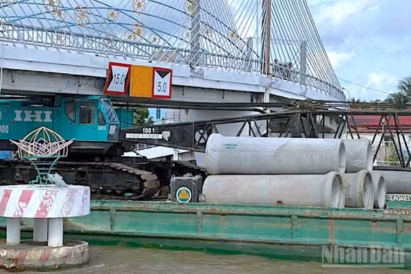 Hiện trường sà lan va chạm với cầu Nông sản thực phẩm ở xã Đầm Dơi, tỉnh Cà Mau vào chiều 26/10. (Ảnh: HỮU TÙNG)