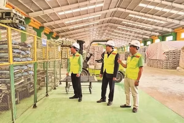 Tại Công ty cổ phần Công Nông nghiệp Tiến Nông, đảng viên luôn giữ vai trò tiên phong, gương mẫu. (Ảnh: BÙI THÁI BÌNH)