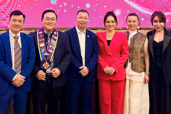 Ông Phùng Văn Thành - Tham tán Thương mại Việt Nam tại Malaysia (đứng giữa), Tiến sĩ Frederick Yap - Chủ tịch IBF (thứ 2 từ trái sang), bà Đặng Minh Anh - Chủ tịch IBF Vietnam-Singapore (thứ 3 từ phải sang) tại sự kiện. (Ảnh: IBF Vietnam-Singapore)