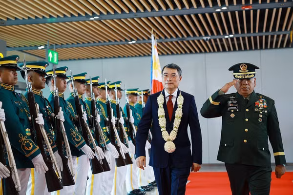 Lễ đón Thủ tướng Lê Minh Hưng tham dự Hội nghị Cấp cao ASEAN lần thứ 48 tại sân bay quốc tế Mactan, Cebu, Philippines. (Ảnh: Dương Giang/TTXVN)