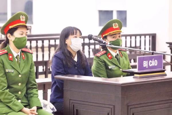 Chiều 14/12/2021, Tòa án nhân dân Thành phố Hà Nội tuyên phạt bị cáo Phạm Thị Đoan Trang 9 năm tù về hành vi tuyên truyền chống Nhà nước Cộng hòa xã hội chủ nghĩa Việt Nam. Trong ảnh: Bị cáo Phạm Thị Đoan Trang nghe Thẩm phán, Chủ tọa Phiên tòa tuyên án. (Ảnh: TTXVN)