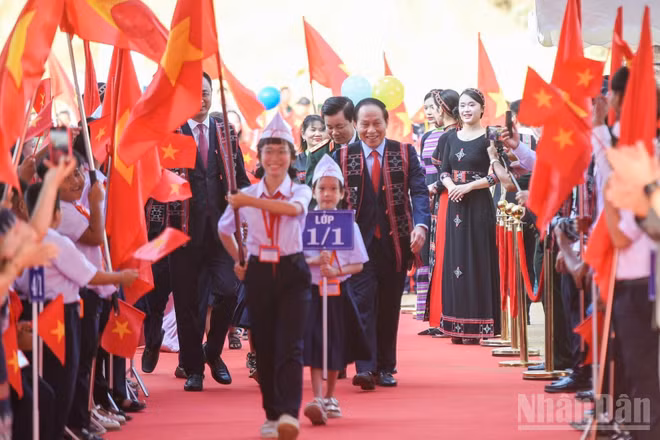 Phó Thủ tướng Lê Tiến Châu dự lễ khai giảng Trường phổ thông nội trú tiểu học và trung học cơ sở Tây Giang. (Ảnh: CÔNG VINH)