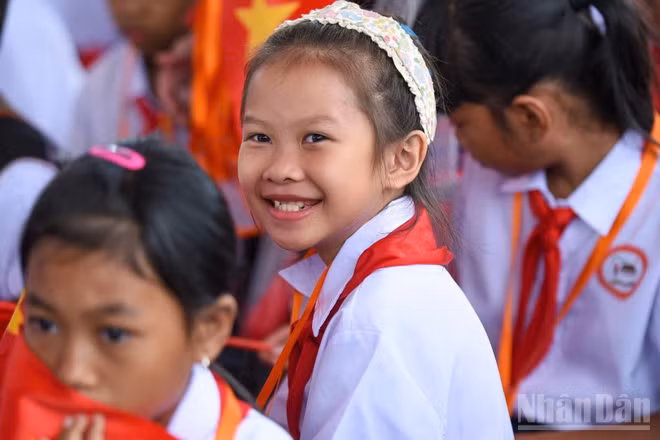 Học sinh Trường phổ thông nội trú tiểu học và trung học cơ sở Tây Giang tại ngày khai giảng năm học 2026-2027. (Ảnh: CÔNG VINH)