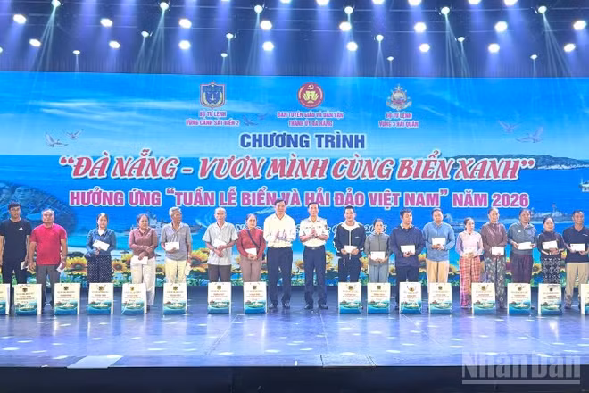 Các đại biểu trao quà cho ngư dân có hoàn cảnh khó khăn tại chương trình.