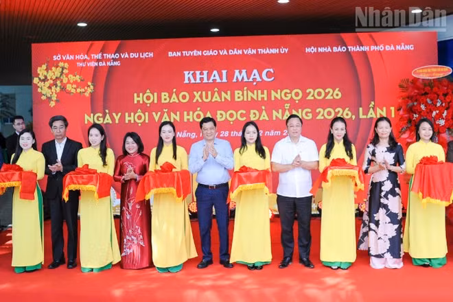 Các đại biểu thực hiện nghi thức cắt băng khai mạc.