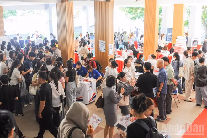 Quang cảnh Ngày hội việc làm năm 2026 tại Trường đại học Ngoại ngữ - Đại học Đà Nẵng.