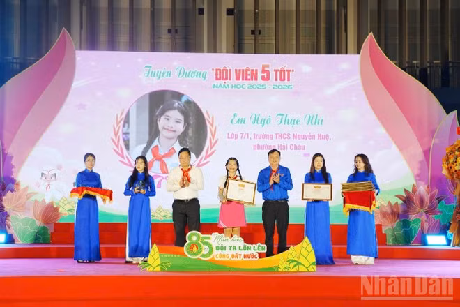 Lễ tuyên dương, khen thưởng các tập thể, cá nhân xuất sắc đạt các giải thưởng.