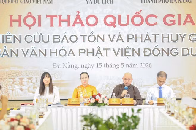 Các đại biểu chủ trì hội thảo khoa học quốc gia “Nghiên cứu bảo tồn và phát huy giá trị di sản văn hóa Phật viện Đồng Dương”.