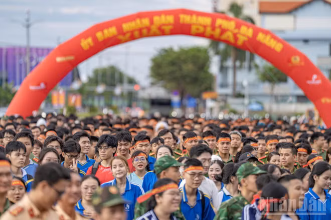Cán bộ, chiến sĩ và người dân tham gia chương trình "Cùng Việt Nam tiến bước" trên địa bàn thành phố Đà Nẵng. (Ảnh: LÂM PHAN)