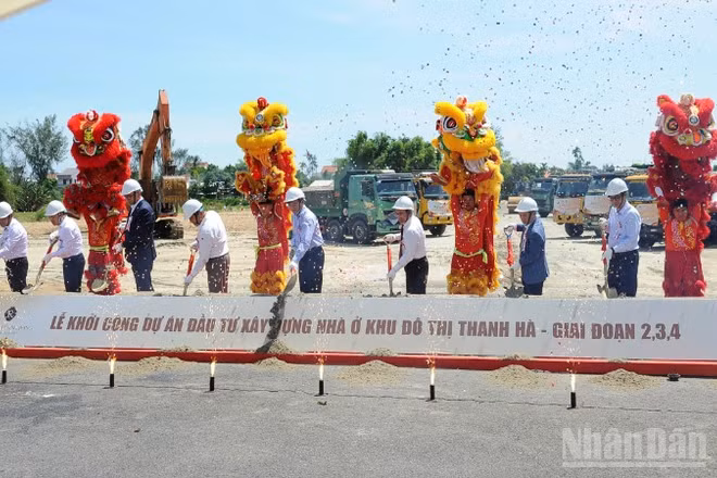 Các đại biểu thực hiện nghi thức khởi công dự án.