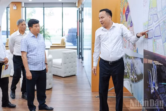 Đoàn công tác tỉnh Lâm Đồng tìm hiểu Trung tâm tài chính quốc tế Việt Nam tại thành phố Đà Nẵng.