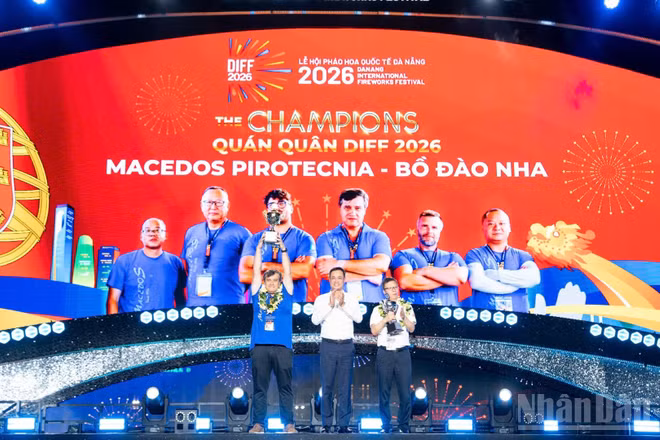 Bí thư Thành ủy Đà Nẵng trao Giải Quán quân cho đội Bồ Đào Nha và Giải Á quân cho đội Trung Quốc.
