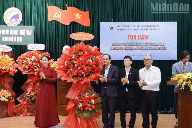 Phó Chủ tịch Ủy ban nhân dân thành phố Đà Nẵng Nguyễn Thị Anh Thi tặng hoa chúc mừng tọa đàm.