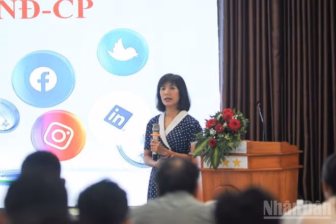 Bà Nguyễn Thị Thanh Huyền, Phó Cục trưởng Cục Phát thanh, truyền hình và thông tin điện tử (Bộ Văn hóa, Thể thao và Du lịch) trao đổi tại hội nghị tập huấn.
