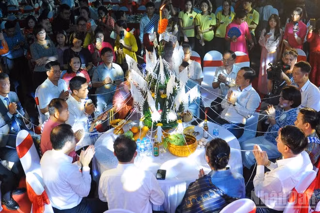 Các đại biểu thực hiện nghi thức.