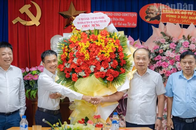 Đồng chí Phạm Tất Thắng, Ủy viên Trung ương Đảng, Phó Trưởng ban Thường trực Ban Tuyên giáo và Dân vận Trung ương (thứ 2 từ phải qua) thăm, chúc mừng Cơ quan Đại diện Báo Nhân Dân tại miền trung-Tây Nguyên.