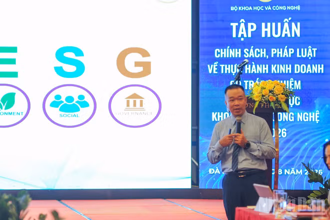 Diễn giả trình bày tại Hội nghị tập huấn về thực hành kinh doanh có trách nhiệm trong lĩnh vực khoa học và công nghệ tại Đà Nẵng năm 2026.