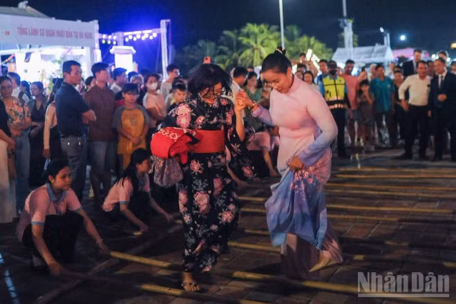 Phó Chủ tịch Ủy ban nhân dân thành phố Đà Nẵng Nguyễn Thị Anh Thi giao lưu văn hóa với đại biểu Nhật Bản.