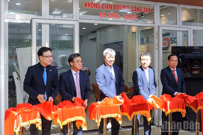 Các đại biểu cắt băng khánh thành Không gian trình diễn công nghệ và đổi mới sáng tạo thành phố Daegu. (Ảnh: Công Vinh)