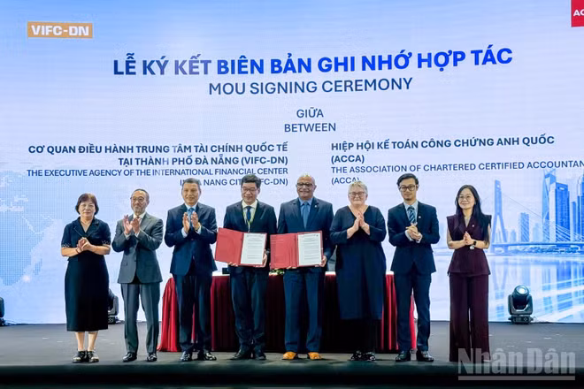 Lễ ký kết biên bản ghi nhớ hợp tác giữa Cơ quan điều hành Trung tâm tài chính quốc tế Việt Nam tại thành phố Đà Nẵng và Hiệp hội Kế toán công chứng Anh Quốc (ACCA). (Ảnh: CÔNG VINH)