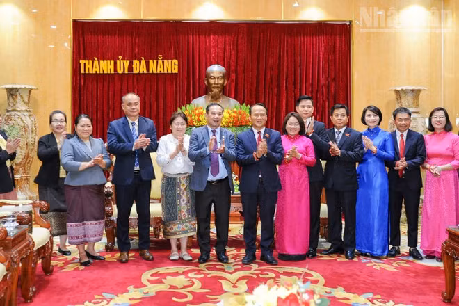 Các đại biểu chụp hình lưu niệm.