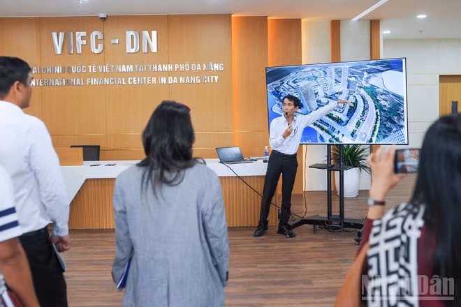 Nhà đầu tư tìm hiểu Trung tâm Tài chính quốc tế Việt Nam tại thành phố Đà Nẵng trong khuôn khổ Tuần lễ Kinh tế, tài chính và công nghệ Đà Nẵng 2026. (Ảnh: CÔNG VINH)