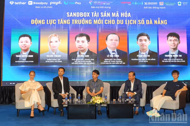 Các diễn giả tại tọa đàm. (Ảnh: CÔNG VINH)