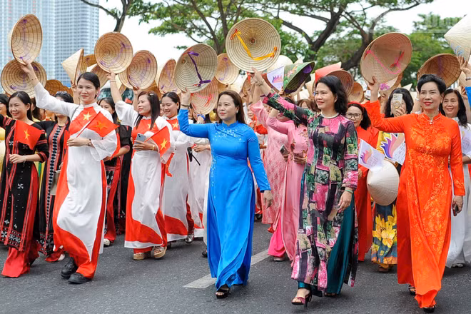 Các đại biểu tham gia diễu hành áo dài.