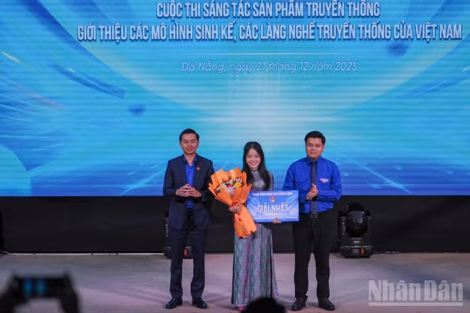 Đại diện nhóm tác giả Chi đoàn 22SLS, Trường Đại học Sư phạm-Đại học Đà Nẵng, nhận giải Nhất cuộc thi.