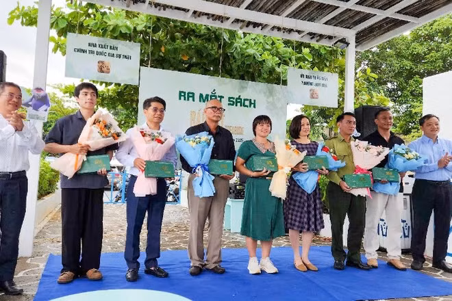 Đại diện lãnh đạo phường Sơn Trà tặng sách và hoa tri ân các tổ chức, đơn vị, cá nhân đóng góp cho cuốn sách.