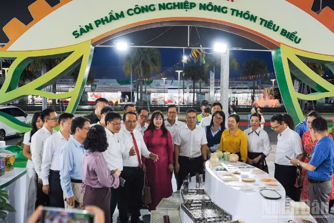 Các đại biểu tham quan Hội chợ triển lãm sản phẩm công nghiệp nông thôn - Khơi nguồn đổi mới, thúc đẩy thương hiệu Việt năm 2026.