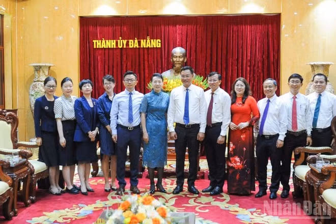 Đồng chí Lê Ngọc Quang, Ủy viên Trung ương Đảng, Bí thư Thành ủy, Trưởng Đoàn đại biểu Quốc hội đơn vị thành phố Đà Nẵng và Tổng Lãnh sự Trung Quốc tại thành phố Đà Nẵng chụp hình lưu niệm.