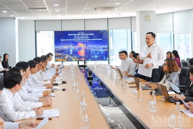 Quang cảnh buổi làm việc của Đoàn đại biểu tỉnh Cao Bằng với Cơ quan điều hành Trung tâm tài chính quốc tế Việt Nam tại thành phố Đà Nẵng.